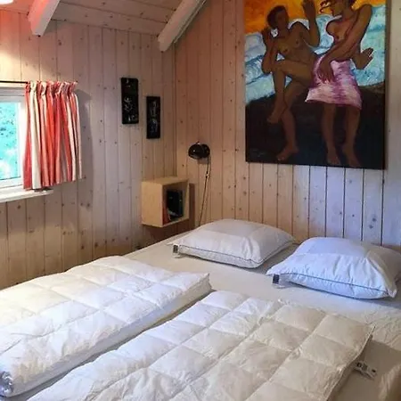 Retro Idyll And Bird Sounds In Quiet Oasis *