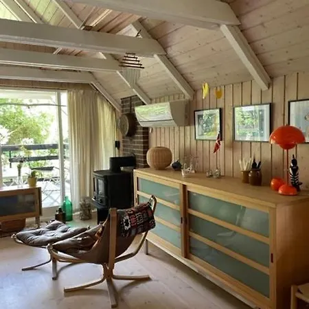 Retro Idyll And Bird Sounds In Quiet Oasis *